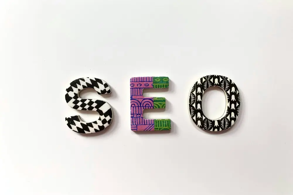 Beyaz zeminde desenli harflerle yazılmış SEO